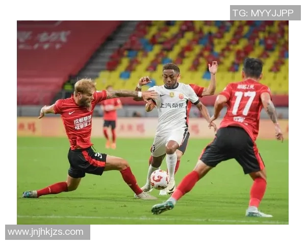 成都足球队边路渗透战术解析与实战应用探讨 成都足球队边路渗透战术解析与实战应用探讨