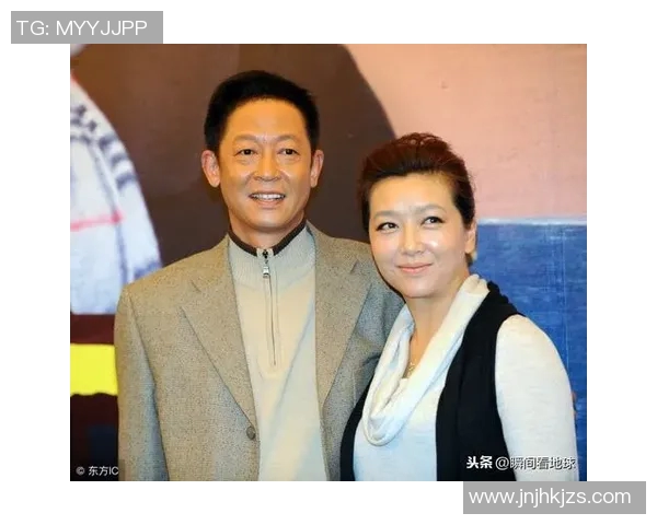 美女与足球明星亲密合影展现魅力与风采引发热议与关注 美女与足球明星亲密合影展现魅力与风采引发热议与关注